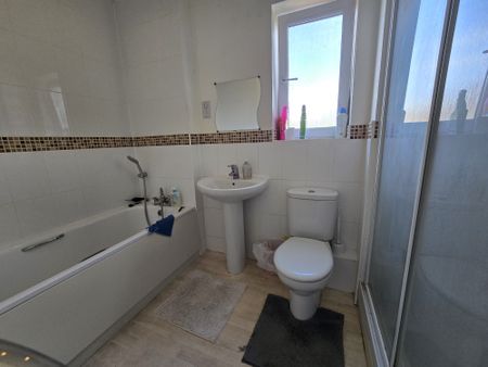 Wraysbury Drive, West Drayton - Photo 3