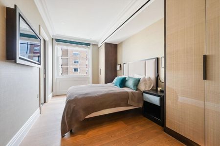 A bright and beautifully presented three bedroom lateral apartment to rent in Knightsbridge, SW1. - Photo 5
