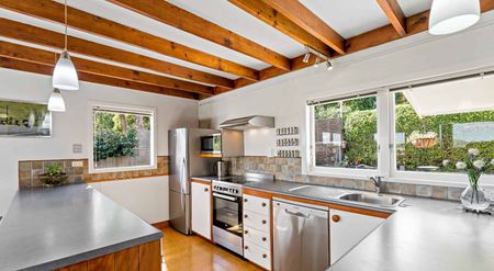 Spacious Family Home in a Prime Location - Photo 2