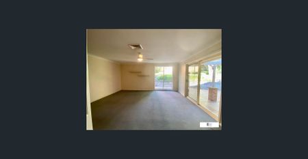 Spacious 4 Bedroom home in quaint setting. - Photo 2