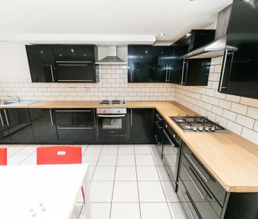 Manor Drive, Leeds - Photo 3