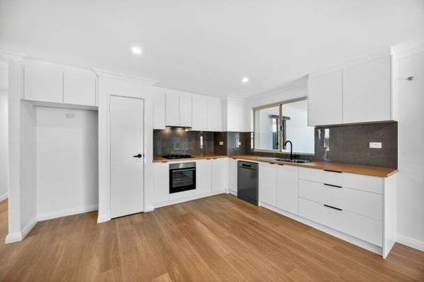 Newly renovated 2 lounge, 3 bedroom house. - Photo 1