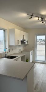 Très beau grand 5 1/2 à louer à St Jérôme très propre impeccable , pas d’animaux, 2 ème etage, 2 espace de stationnement, libre immédiatement, balcon - Photo 3