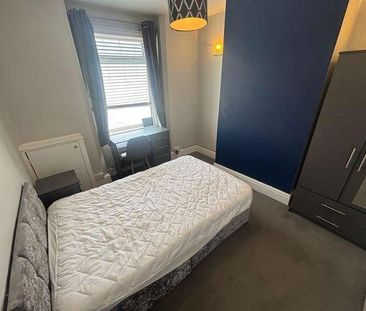 One Room In Student House Swan Road, Gloucester, GL1 - Photo 2