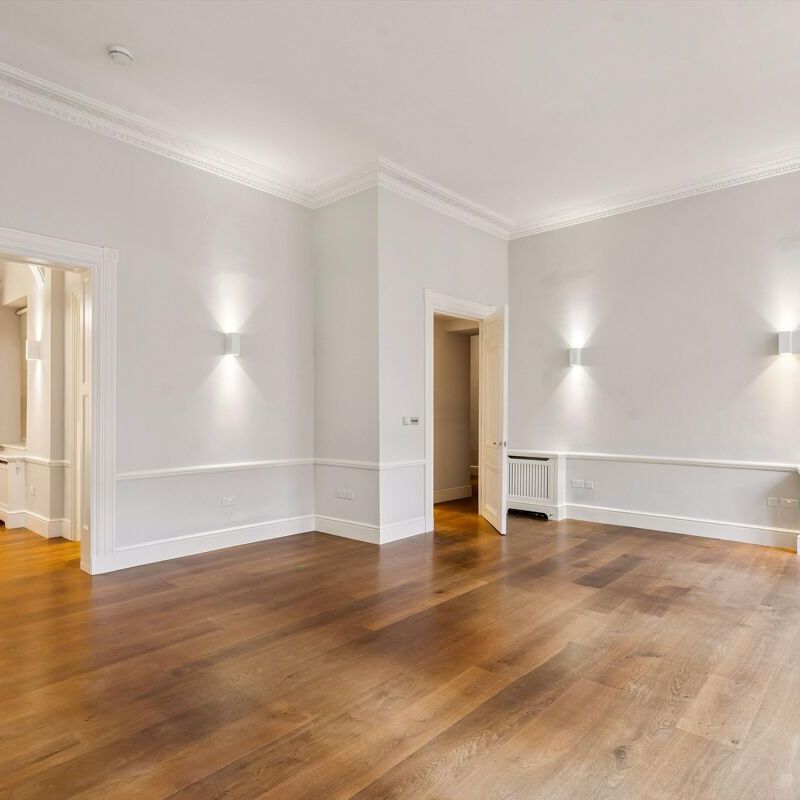 2 bedroom flat with high ceilings to rent in Knightsbridge, SW7 - Photo 1