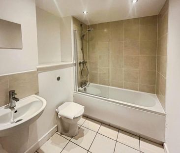 3 bedroom Flat To Let - Photo 2