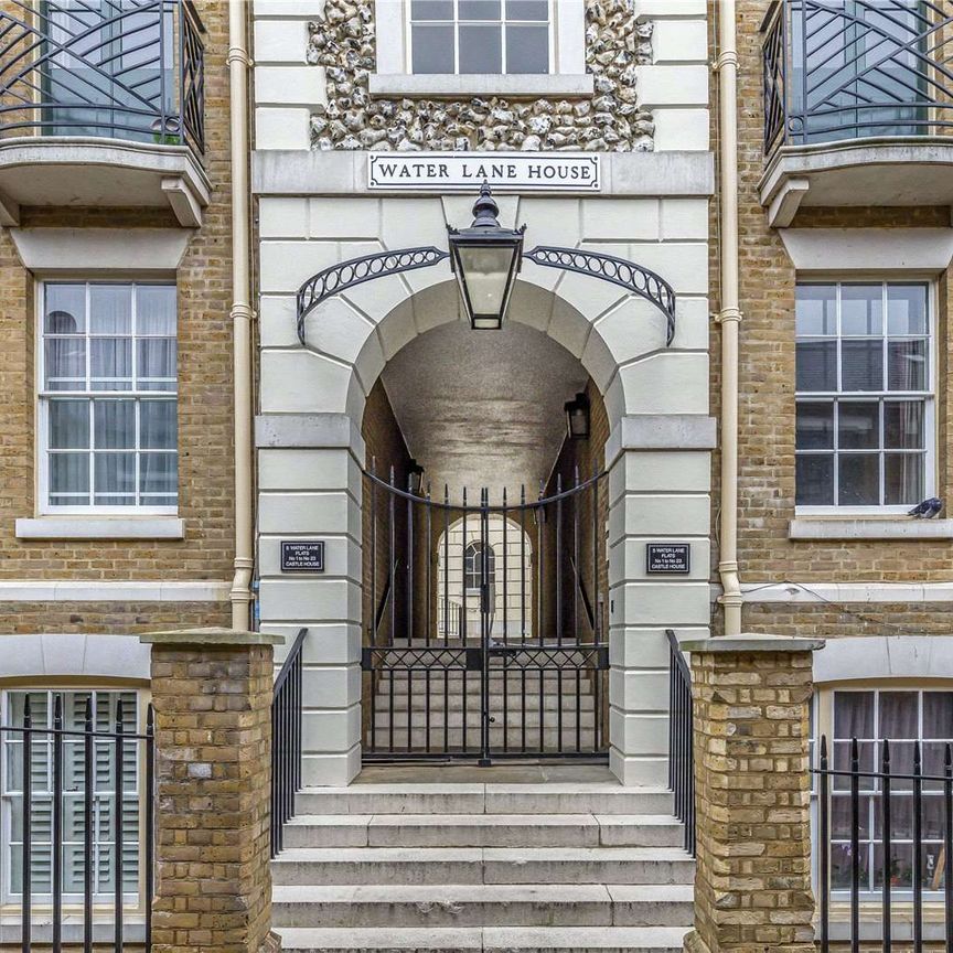 A bright and airy top floor apartment in an imposing building with partial river views. - Photo 1