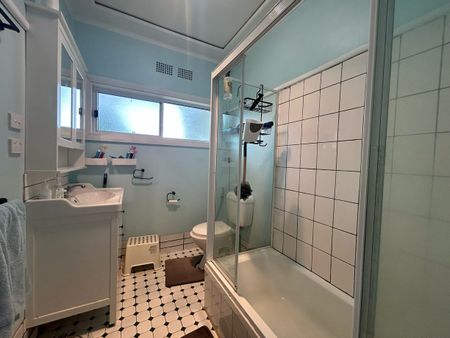 Cozy Family Home in the Heart of Blacktown - Photo 5