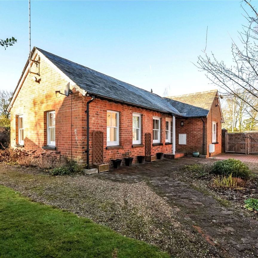 A detached cottage within the grounds of a main residence with separate entrance, driveway and lovely private garden. - Photo 1