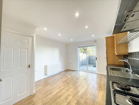 4 bedroom end of terrace house to rent - Photo 3