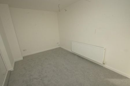 3 bedroom flat to rent - Photo 4