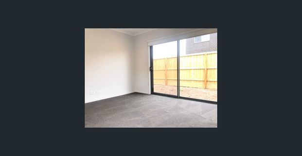 Beautiful 4-Bedroom Family Home in Riverdale Village - Photo 1