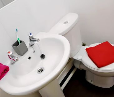 Large Double En-Suite - Photo 5