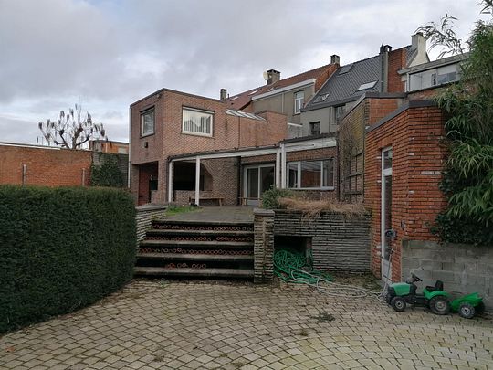 Woning met 5 slaapkamers, 2 badkamers, tuin en 2 garage's - Photo 1