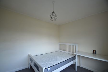 4 bedroom Semi-detached house to rent - Photo 2