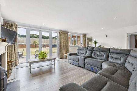 Stunning six bedroom family home situation between Water end and Potten End - Photo 4