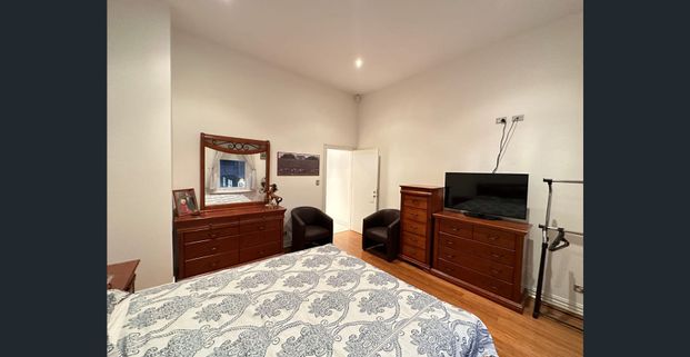 242A Rundle Street: Penthouse-Style Living in 3-Bed Apartment - Photo 1