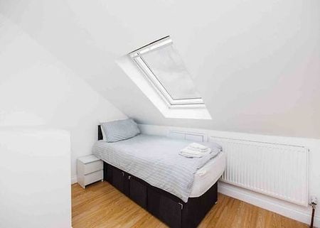 4 Bed Terraced House, London, E6 - Photo 4