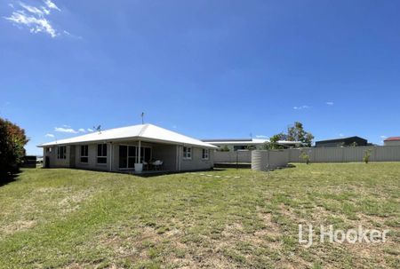 Large, Fully Furnished Family Home - Photo 4