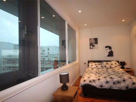 Split level apartment with Canary Wharf and Dock views. - Photo 2