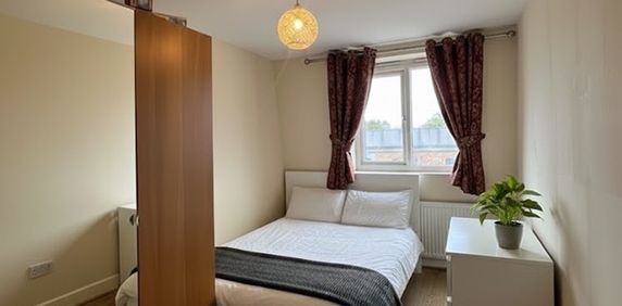 2 Bed Flat, High Street Colliers Wood, SW19 - Photo 2