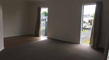 Tidy Three Bedroom - Lawn mowing included - Photo 2