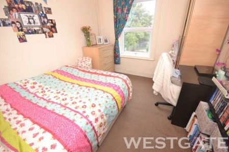 4 Bed - Blenheim Road, Town - Photo 3