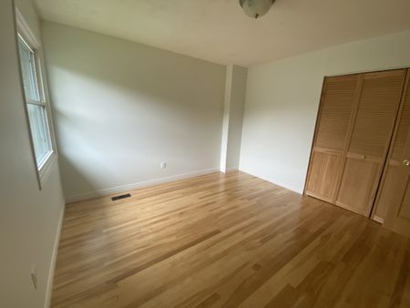 45 Strath Lane – BEAUTIFULLY MAINTAINED 3 BR 1 BATH DARTMOUTH RENTAL AVAILABLE MARCH 1ST - Photo 4