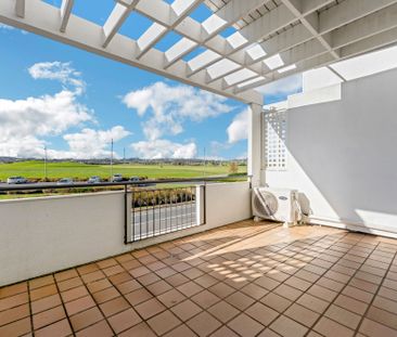 Spacious 3-Bedroom Apartment with Park Views - Prime Flat Bush Loca... - Photo 1