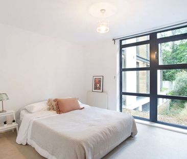Stylish and contemporary flat nestled in landscaped communal grounds. - Photo 3