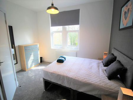 Kirkstall Lane (Room 1), Headingley , Leeds - Photo 2