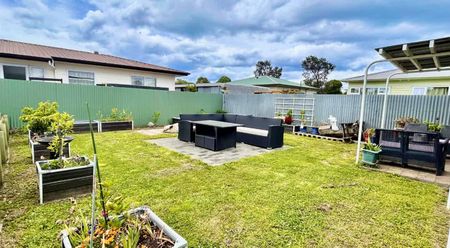 Comfortable Two Bedroom - Photo 3