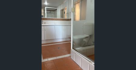 FRESHLY PAINTED - HUGE L SHAPE BALCONY - Photo 2