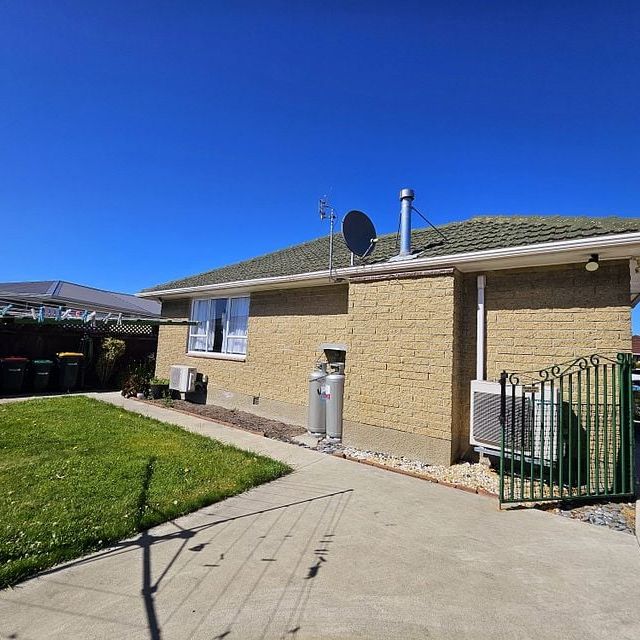 3 Bedroom with Sleet out/ Office - Photo 1