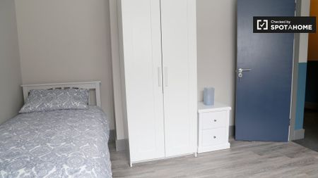Bed for rent in room in 4-bedroom apartment in Whitehall - Photo 3