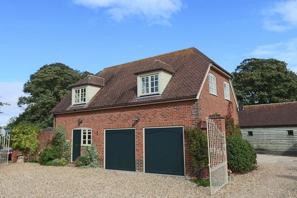 1 bedroom coach house to rent - Photo 1