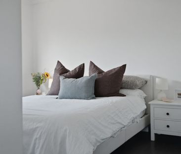 Stylish Parkside Townhouse Offering Comfort, Privacy & Convenience! - Photo 6