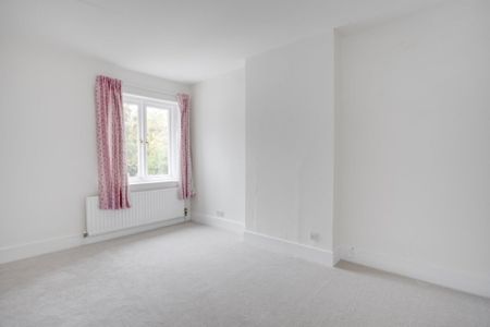 4 bedroom semi-detached house to rent - Photo 2