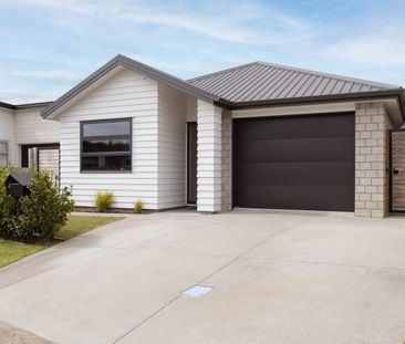 Easy Living - Photo 1