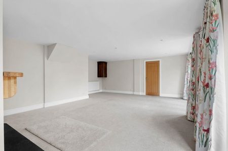 4 BED Barn Conversion To rent - Photo 3