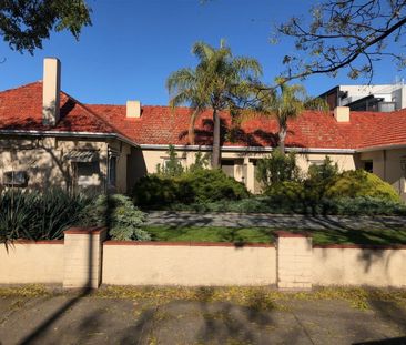 Ashford Art Deco 2-Bedroom Unit in Quiet, Tree-Lined Street with Po... - Photo 2