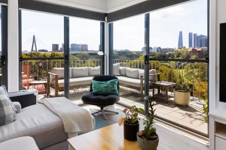 Top-floor retreat with breathtaking city views - Photo 2