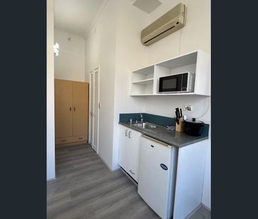 Renovated studio unit with AC in Broadway - Photo 4