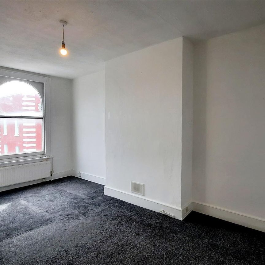 High Street, London - Photo 1