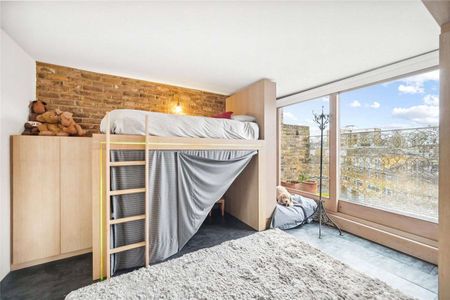 SHORT LET - An opportunity to rent this beautifully and artistically designed and expansive home, in Primrose Hill Village. - Photo 2