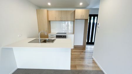 Unit 8, 2 Stokes Avenue, Te Atatu Peninsula, Auckland - Photo 4