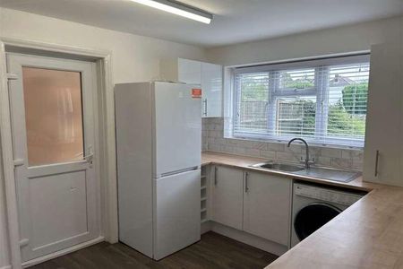 Bedroom Semi Detached House In Winton, BH9 - Photo 2