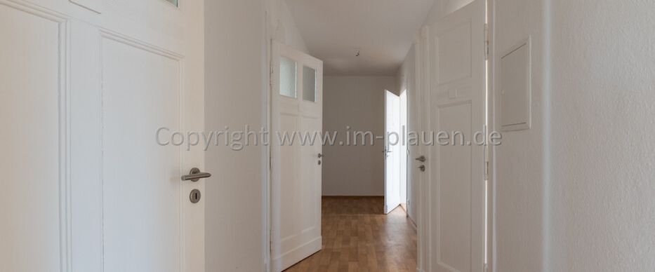 4-Zimmer-Wohnung mit Balkon, Kachelofen & frisch saniertem Bad in Plauen – jetzt mieten! - Photo 1