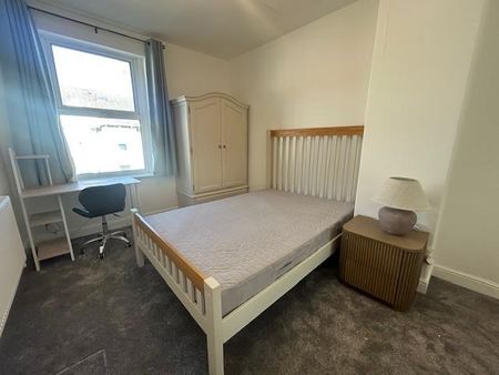 1 bedroom in a house share to rent - Photo 2