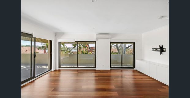 Modern luxury penthouse with harbour views in premium location - Photo 1